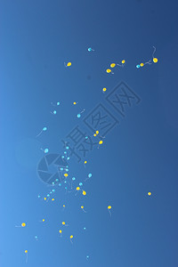 庆典飞行彩色气球向天空飞去的图像氦图片