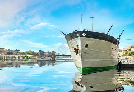 流动旅行蓝色的大船停泊在布达佩斯港口大船图片