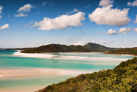 蓝色的澳大利亚昆士兰州Whitsunday群岛白海滨滩明亮的景观图片