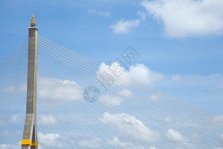 城市现代的一种拉玛8号桥码头的身份是单绳子伸在天空的云后面上乌云后面图片
