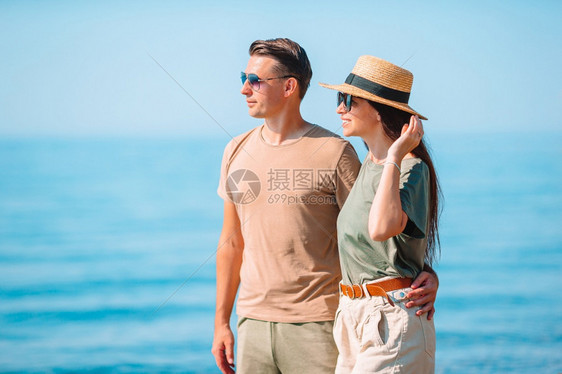 成人暑假时在白沙滩上的一对年轻夫妇在白沙滩上度假热带跑图片