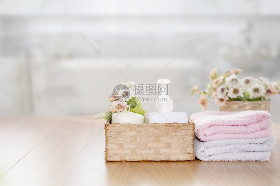 奢华在木制顶台桌上的毛巾在模糊的浴室背景上复制空间产品显示时颜色陶瓷制品图片