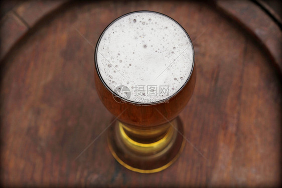 黄铜麦酒旧木桶上的啤杯旧木桶上的啤酒杯乡村图片