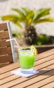 假期在阳台上摇晃清新和自然的kiwi健康喝图片