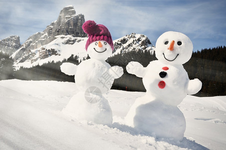 新的红色浪漫有趣雪人对抗瑞士阿尔卑斯山图片