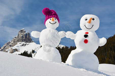 有趣的雪人对抗瑞士阿尔卑斯山季节新的天图片