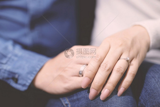 新婚夫妻手上的结婚戒指图片