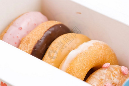 胖的纸盒中多彩和美味的一套甜圈食物棕色的图片