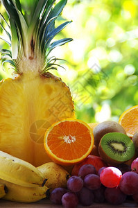橙生活猕猴桃大量新鲜水果在绿色的背腹中被分离出来图片