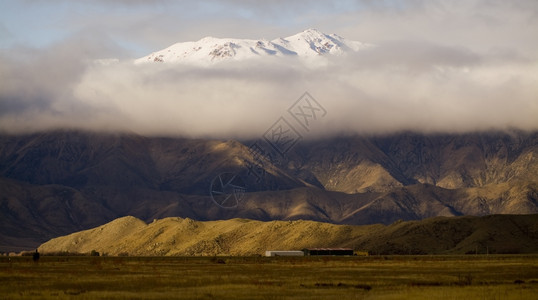 波峰通用的新西兰南岛山峰的顶端在云层中飘过跋涉图片