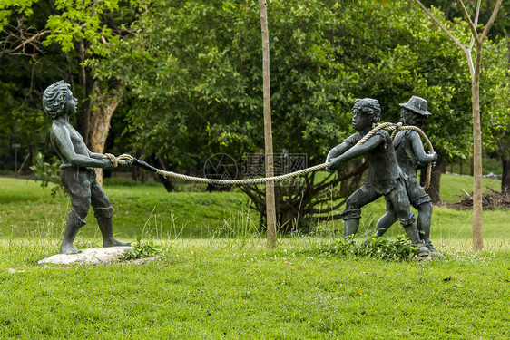 儿童在公园里玩的雕像家庭战争欧洲图片