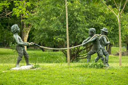 挪威艺术纪念碑儿童在公园里玩的雕像图片