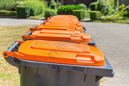 果汁回收处理灰色一行和橙废物容器用于沿街包装材料图片
