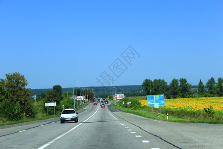 高速公路Asphalt公路上行驶的汽车两边有带树木和灌的分隔条旅行目的地程乘坐汽车前往高速公路旅行目的地程距离夏天旅游图片