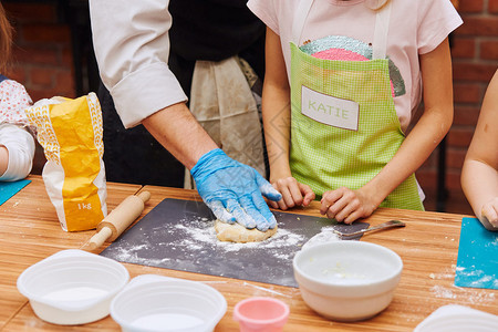 配料帮助面团参加儿童烘烤班有志小厨师学习烹饪组合和搅拌制作成的原料真实人情况c做人真实情况d学着烹饪编织和搅拌图片