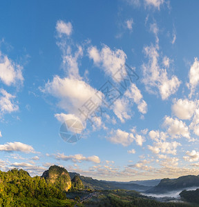 春天抽象的大气层阳光明亮的天空线与美丽云彩全景山蓝色天空云在白模式上闪光空间复制晴天Cumulus云风气天晴朗夏日时空图片