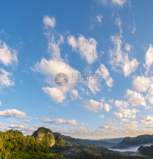 春天抽象的大气层阳光明亮的天空线与美丽云彩全景山蓝色天空云在白模式上闪光空间复制晴天Cumulus云风气天晴朗夏日时空图片