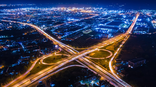 街道忙碌的多于在泰国夜间空中巡视时将城市背景照亮并用车头运输方式在夜间空中巡视时对城市背景进行透光照明环绕公路和高速的交接面和高图片