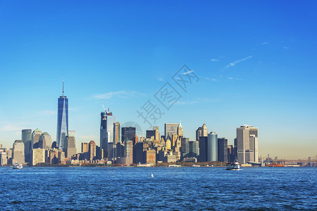从自由岛浏览的纽约地貌天际线水空高的图片