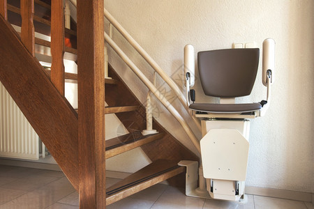 现代的栏杆老年人或残疾楼梯上的自动升降机上下楼梯老年人或残疾楼梯上的自动升降机一种背景图片