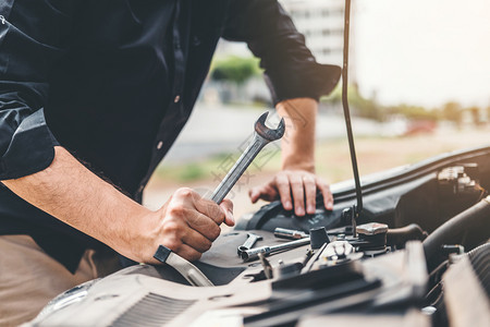安全机械衣领在车库工作的汽修理技术员在汽车修理服务和维汽车检查中工作的汽车修理手图片