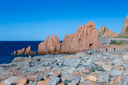 岩石爬坡道地中海意大利阿尔巴塔斯海边典型红岩和克里夫斯以及意大利阿尔巴塔斯海附近旅游者萨丁亚海岸线典型红岩和克利夫斯图片