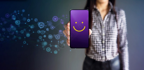 复制快乐的客户经验概念快乐女客户提供微笑表情评分通过智能手机客户对移动电话前视图的满意度调查进行积极审一中心图片