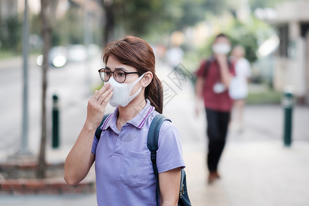 女士穿戴N95呼吸面具的亚洲年轻妇女保护和过滤pm25微粒物质反对交通和灰尘城市保健及空气污染概念保护并过滤pm25颗粒物质全球图片