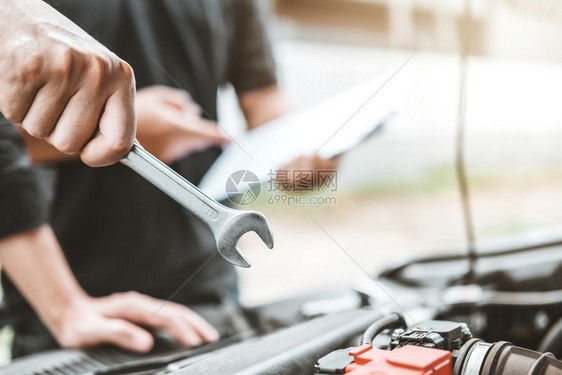 工程师诊断在车库工作的汽修理技术员在汽车修理服务和维汽车检查中工作的汽车修理手专业图片