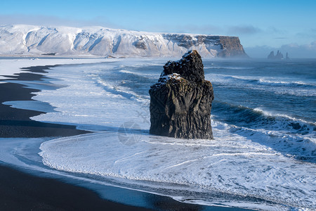 目的地生态系统冰岛Dyrholaey角海岸景观的全图象在冬季与积雪覆盖海岸线的冰岛非城市图片