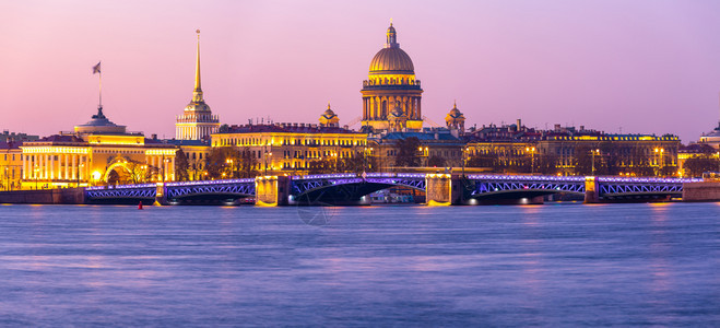 夜晚俄罗斯圣彼得堡伊萨克大教堂穿越涅瓦河圣艾萨克斯大教堂在日出的背景蓝色旅行图片