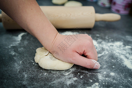 不知名的caucasian女孩亲手制作面包或糕饼在家庭边视线厨房桌子上做面袋编织成人生的可口图片
