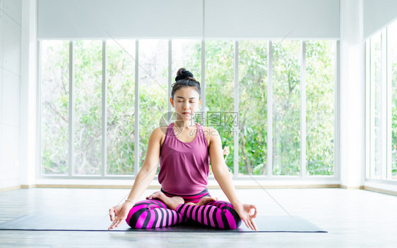 一种亚洲妇女运动锻炼练习瑜伽训在健身房进行粉红衣服和冥想健康生活方式和健康概念的实践训练松弛力量图片