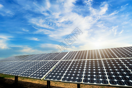干净的全球绿色清洁替代电力能源概念关于戏剧日落蓝天背景绿色清洁替代能源概念的光伏太阳能电池板行业图片