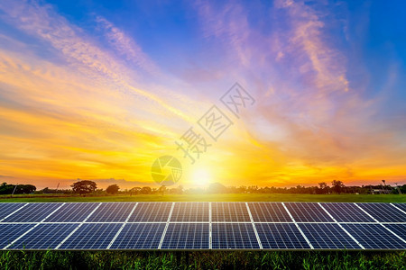 创新环境可再生日落天空背景下的光伏组件太阳能发电厂清洁替代能源概念图片