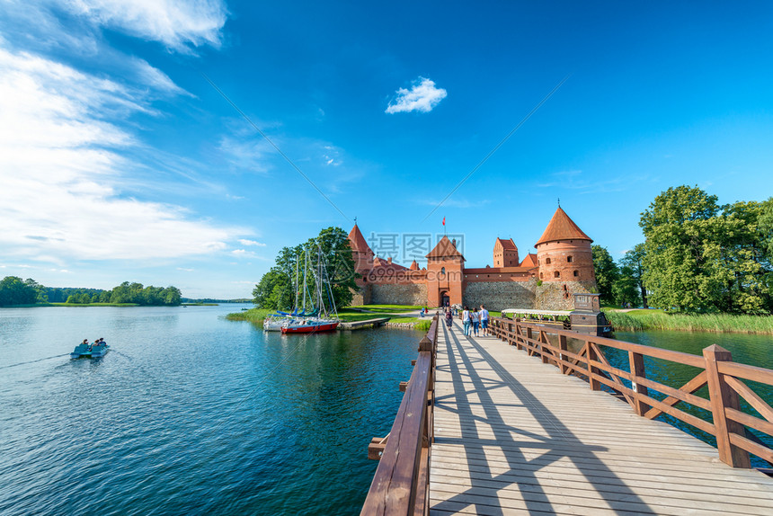 天空特拉凯立陶宛2017年月10日游客参观城市堡这是立陶宛的主要景点特拉凯立陶宛2017日游客参观城市堡T景观历史的图片