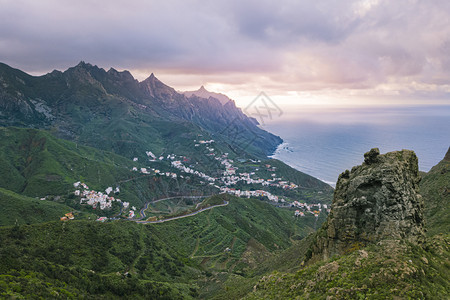 风景优美晚上在西班牙加那利群岛Tenerife与Taganaana村对Anaga山脉的空中观察岛屿自然图片