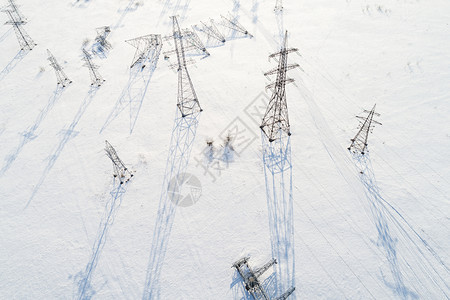 传送雪田中电线柱的空观察太阳低阴影长网络技术图片