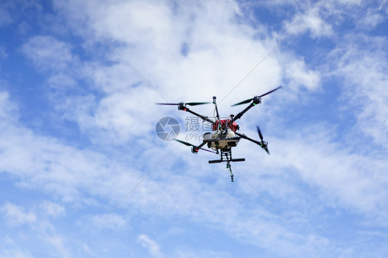农用无人机飞施化肥农药现代业新型创自动无人机行业偏僻的工人图片