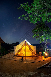 夜晚星空下发光的露营帐篷图片