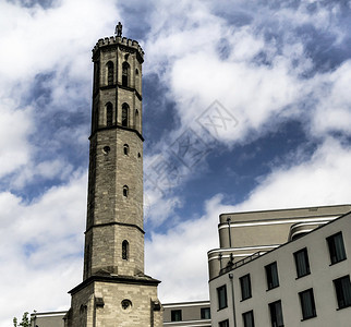 历史Braunschweig的旧水塔在德国浅地建造了一家新旅馆的现代化建筑装饰前景图片