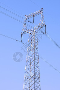 极活力电气以蓝天空为背景的高压输电线以蓝天为背景图片