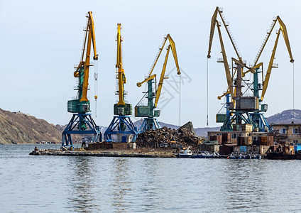 堪察加海港废料场的起重机港口废料场的起重机生锈铁图片