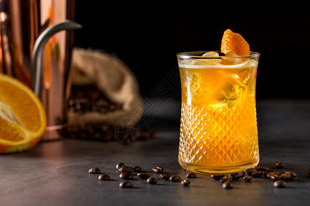 深度甜的岩底浅露地的橙子和咖啡鸡尾酒饮料图片