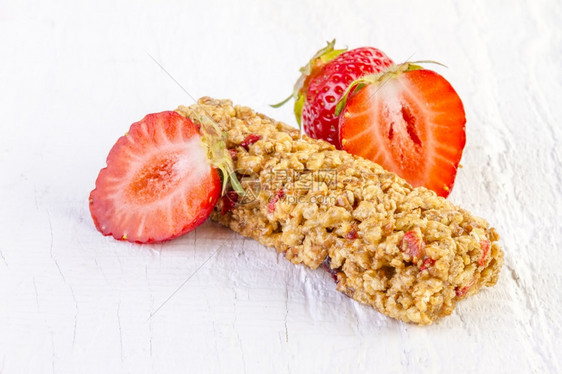 蛋白质燕麦木背景上鲜草莓的马埃斯利条谷物图片
