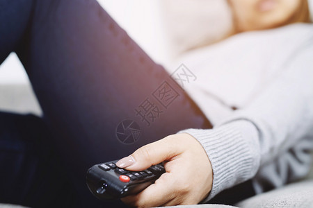 控制晚上平坦的数字电视遥控男子在数字电视上观看网影图片