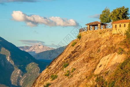 希腊夏夜在米特尔山顶观视峰的美得罗拉山峰之夜希腊高山顶的加泽博旅游凉亭晚上图片