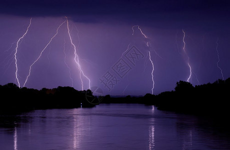 夏夜照亮光时河上暴风雨的夏季桑德波特引人注目释放自然图片