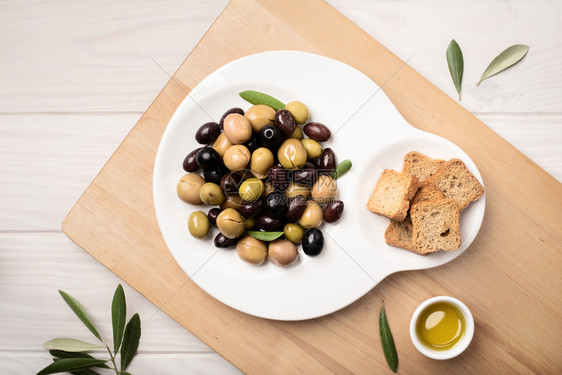 开胃食物木制桌上的盘子含橄榄酸盐食用西班牙塔帕蔬菜图片