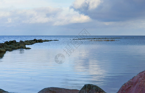 岩石海岸的湾池塘大岩石巨海岸的湾渡船回水有质感的图片